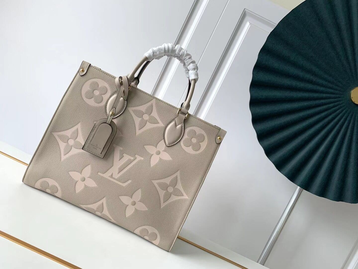 Fake Louis Vuitton Original Onthego medium tote bag M45495 grey HY3137qZ31