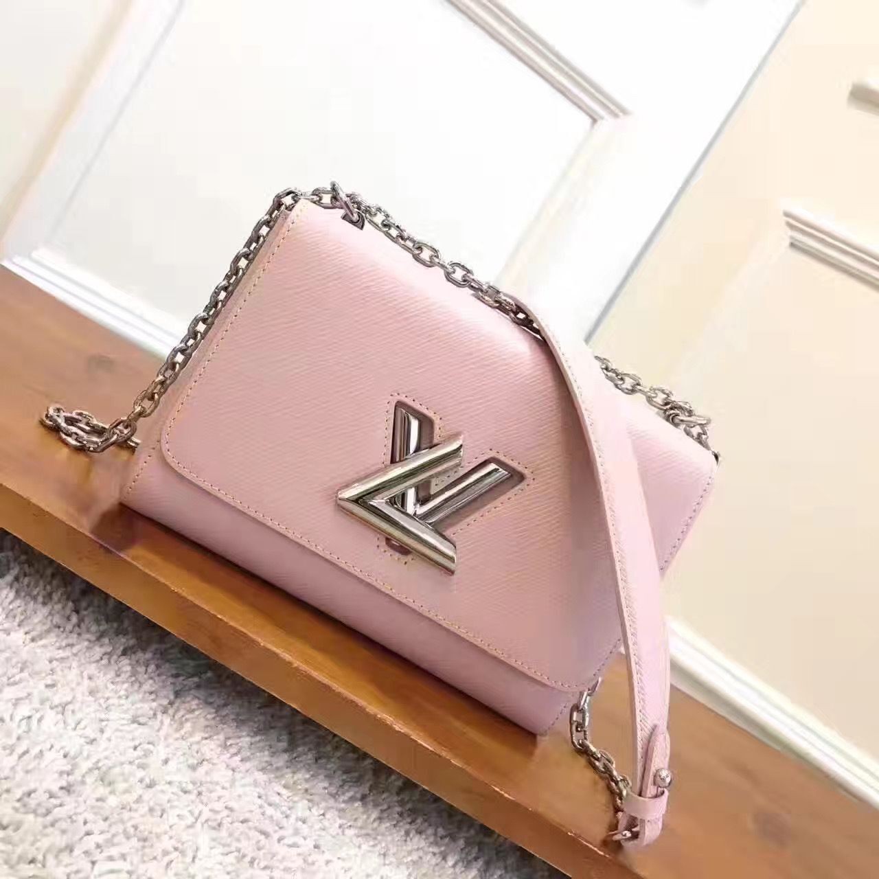 Replica Louis Vuitton Original Epi Leather Twist MM M50380 Pink HY9828ui32